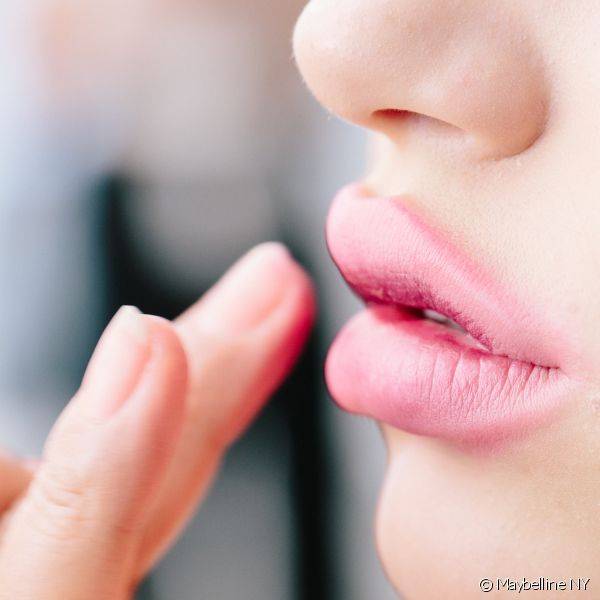 Para dar um acabamento perfeito aos lábios rosados, vale dar leves batidinhas com os dedos